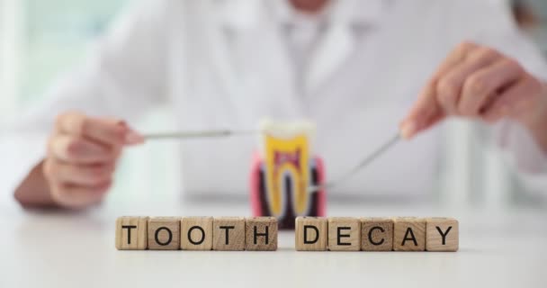 Dentysta Ubytek Sztucznym Modelu Zęba Przy Użyciu Przyrządów Dentystycznych Próchnica — Wideo stockowe