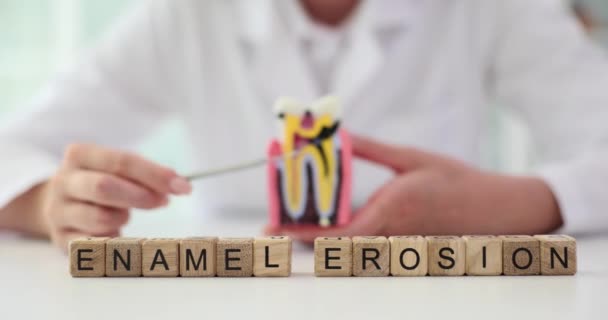 Erosie Van Emaille Woord Tandarts Met Tanden Probleem Met Tandglazuur — Stockvideo