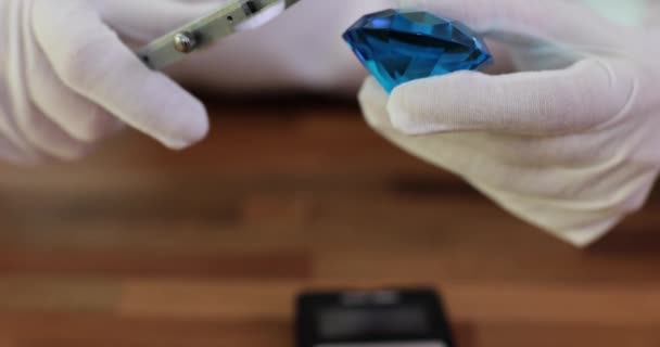 Misura Grande Diamante Blu Nelle Mani Del Gemmologo Lavoratore Misura — Video Stock