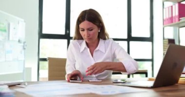 İş kadını üç cep telefonuyla birden fazla iş yapıyor ve müşterilerle konuşuyor. İş yerinde birden fazla görev