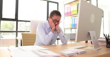 Ofis masasında çalışan ciddi bir iş kadını bilgisayar duygularıyla sinir krizi geçiriyor ve sınavı bekliyor. Mali sıkıntı yöneticisi depresyonu