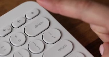 Bir bilgisayar klavyesindeki düğmeyi sil. İnternet üzerindeki hatalar veya bilgiler siliniyor