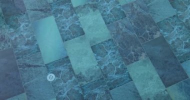 Yüzme havuzu zemininin dibindeki fayansları suya yakın tutarak. Yüzme havuzu ve turkuaz mavi mozaik havuz arka planı