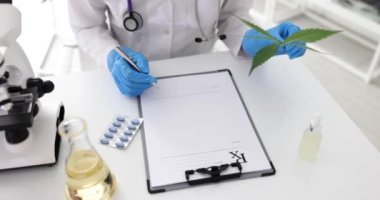 Doktor marihuana ağrı kesici için CBD yazıyor. Tıbbi esrar ve kanser