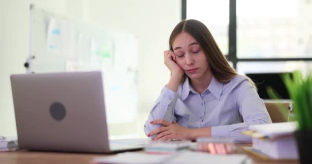 Znudzona Śpiąca Bizneswoman Połowie Śpiąca Pracy Leniwa Studentka Stażu Niezainteresowana — Wideo stockowe