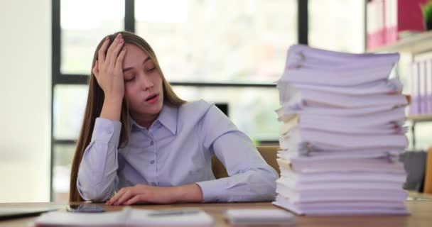 オフィスの文書を持つフォルダを持つ疲れた女性 過労と残業について — ストック動画