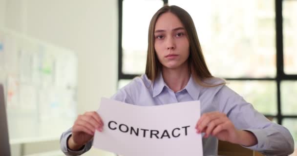 Geschäftsfrau Hält Vertrag Auf Papier Dokument Den Händen Büro Großaufnahme — Stockvideo
