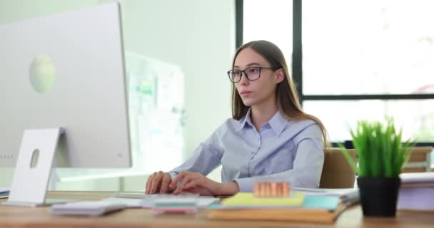 コンピュータを見ているショックを受けたフリーランサーの少女は 悪いニュースに驚いたメガネを脱いでしまう アプリケーションとソフトウェアのエラーが発生し パニックを感じる問題を抱えるフラストレーションされた学生インターン — ストック動画