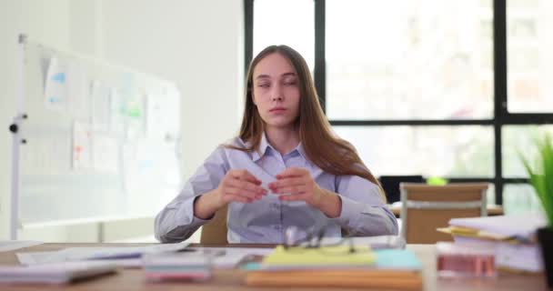 Mujer Tranquila Relaja Meditando Lugar Trabajo Gerente Sin Estrés Trabajo — Vídeos de Stock