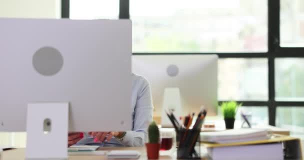 オフィスで笑顔でコンピューターモニターで働く女性 職場の女性マネージャー — ストック動画