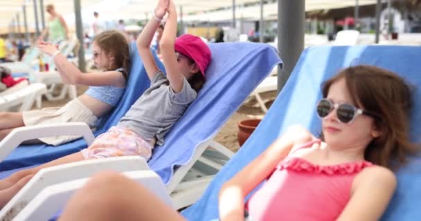 Tři Šťastné Dívky Leží Lehátkách Dívají Moře Děti Pláži Slunečného — Stock video