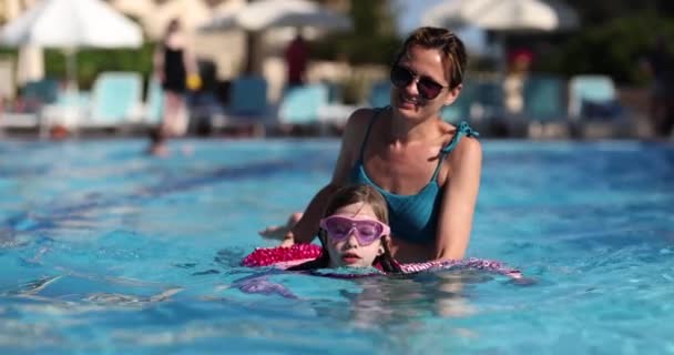 Madre Ayuda Hija Nadar Piscina Verano Clases Natación — Vídeo de stock