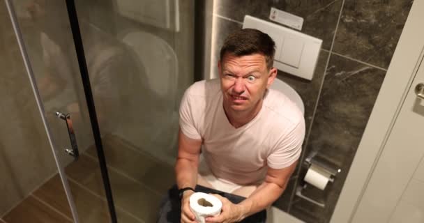 Homme Souffrant Hémorroïdes Aux Toilettes Constipation Diarrhée Causes Problèmes Gastro — Video
