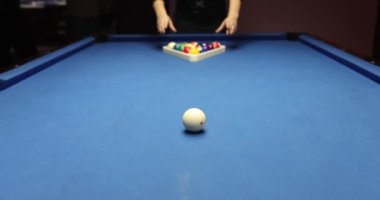 Kadınlar gece kulübünde bilardo toplarını üçgen raflara dizer. Bilardo oyunu