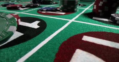 Yeşil kumarhane rulet masasında cipsler. Rulet oyunu ve bahisler