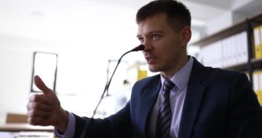 Seminerde konuşan ve konferans odasında mikrofonla konuşan zeki bir iş adamı. Sözcü hocası, üniversite sınıfında izleyicilere öğretmenlik yapıyor.