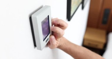 İnsan evdeki ya da ofisteki hava sıcaklığını duvardaki uzaktan kumandayla ayarlar. İklim denetimi kavramı