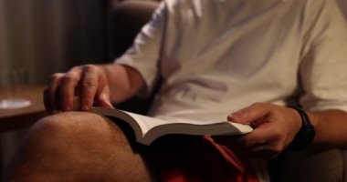 Adam akşamları evde sayfalarca kitap okuyor. İlginç bir kitap okuyorum.