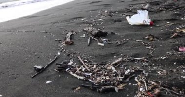 Siyah sahildeki çöplere yakın çekim. Çevresel tehlikeler ve deniz kirliliği