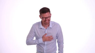 Minnettar, mutlu ve memnun bir adam. Katılımcılara teşekkürler.