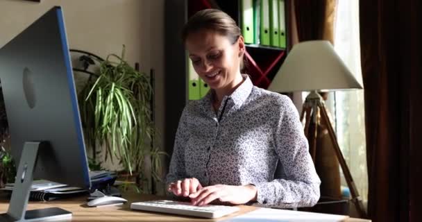 Podnikatelka Pracující Počítači Online Domácí Kanceláři Usmívající Mladá Žena Zaměstnanec — Stock video
