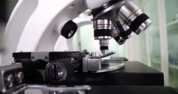 Laboratorio Scientifico Con Microscopio Campioni Materiale Biologico Scelta Del Microscopio — Video Stock