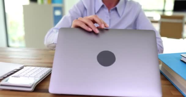 マネージャーはラップトップを開き コンピュータのキーボードにタイピングを開始します 就業日を開始し インターネットで情報を探す — ストック動画