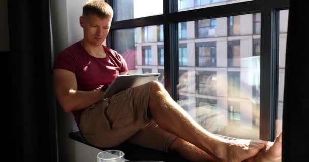 Obchodník Sedí Drží Tablet Úspěšný Muž Myšlenkovým Výrazem Pracující Doma — Stock video