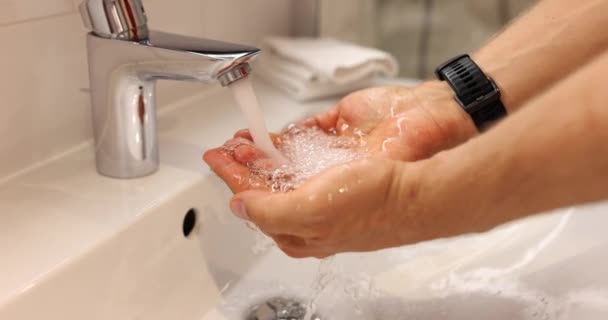 Handen Wassen Onder Kraan Aftappen Zonder Zeep Bijzonderheden Van Het — Stockvideo