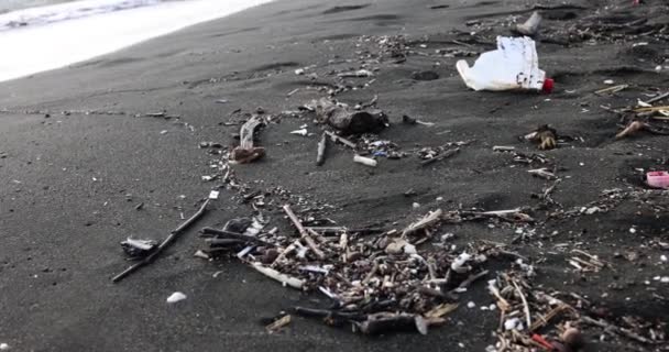 Крупный План Мусора Черном Пляже Опасности Окружающей Среды Загрязнение Моря — стоковое видео