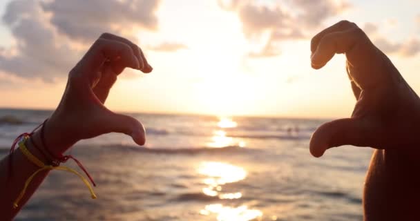 Ruka Muže Ženy Tvoří Tvar Srdce Pozadí Západu Slunce Moře — Stock video