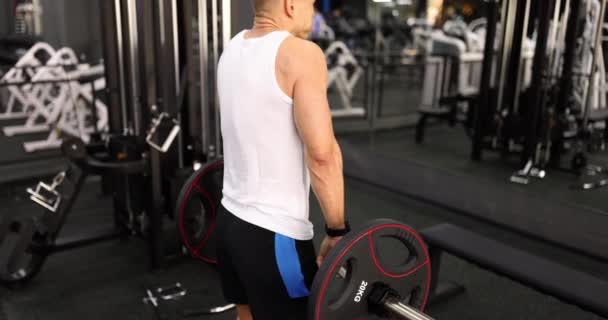 Seorang Pria Melakukan Deadlifts Dan Curls Dengan Barbell Latihan Atlit — Stok Video