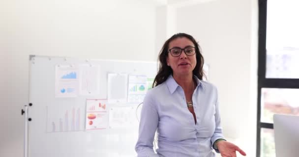 Jeune Femme Affaires Qui Dit Bonjour Parlant Bureau Consultation Vidéo — Video