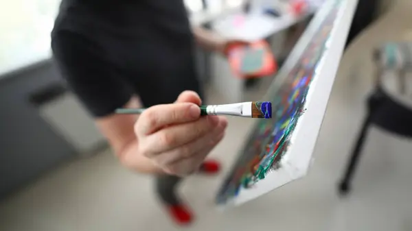 Close Pessoas Mão Criando Pintura Abstrata Sobre Tela Combinar Estilos — Fotografia de Stock