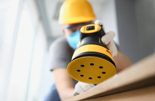 Close Artesão Profissional Que Trabalha Com Lixadeira Elétrica Amarela Trabalhador — Fotografia de Stock