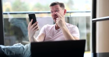 İdari müdür, uzaktan çalışan bir çalışanla cep telefonuyla tartışıyor. Freelancer kötü haber ve proje başarısızlığından bıktı ve patron sinirlendi.