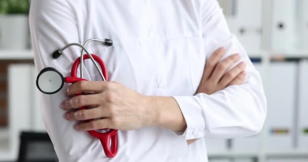 Fehér Köpenyes Doktornő Sziluettjei Piros Sztetoszkóppal Kezükben Orvosi Szolgáltatások Fogalma — Stock videók