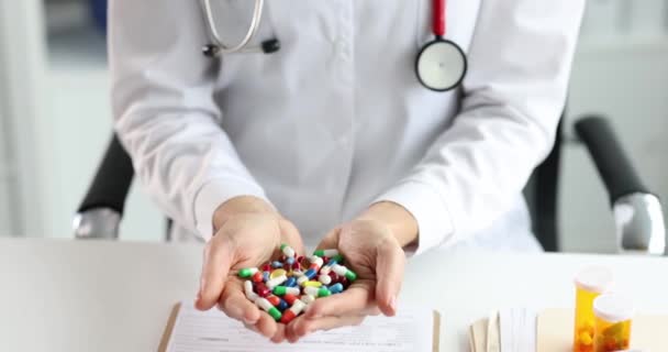 医者は多色の薬を手に持っている 薬の概念の選択 — ストック動画