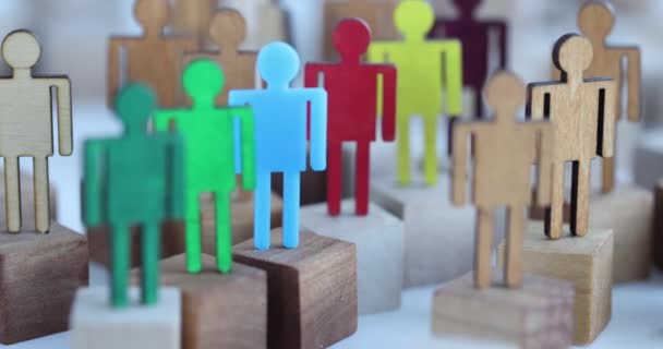 Multicolored Figures People Middle Wooden Figures Crowd Group Outstanding Businessmen — Stockvideo