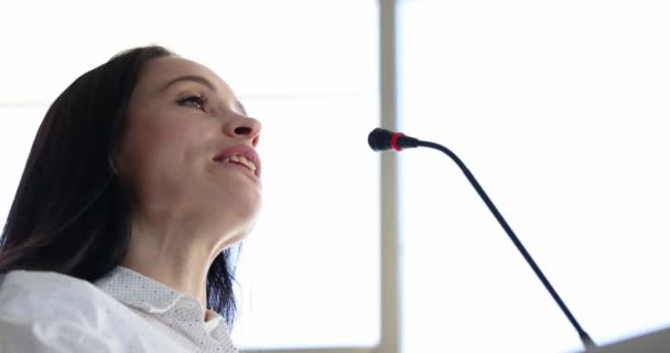 Portrait Jeune Femme Oratrice Parlant Microphone Concept Conférence — Video
