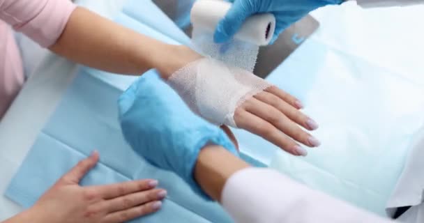 创伤专家用绷带包扎病人疼痛的手臂 手伤和扭伤概念 — 图库视频影像