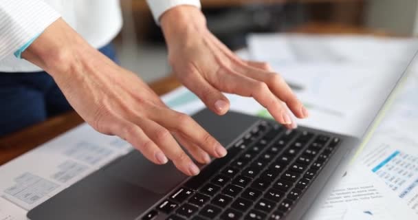 Weibliche Hände Tippen Auf Der Laptop Tastatur Finanztabellen Mit Wirtschaftlichem — Stockvideo