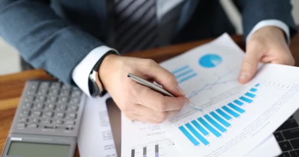 Geschäftsmann Studiert Finanzindikatoren Diagrammen Marketing Und Business Analytics Konzept — Stockvideo