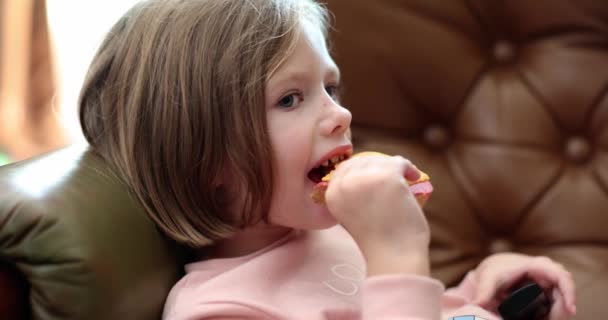 美しい赤ちゃんの女の子は自宅でチーズとソーセージとサンドイッチを食べています 子供のためのベビーフードとスナックルール — ストック動画