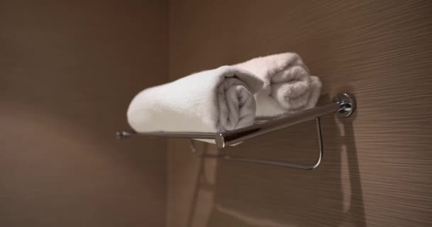 Otel Duşunda Rafta Iki Beyaz Havlu Uyku Otel Hizmetleri Vücut — Stok video
