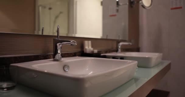 Два Білих Раковини Ванній Кімнаті Сучасної Квартири Стильні Умивальники Готельному — стокове відео