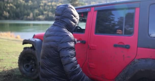 Uomo Corre Aprendo Porta Della Jeep Suv Rossa Bogushy Nella — Video Stock