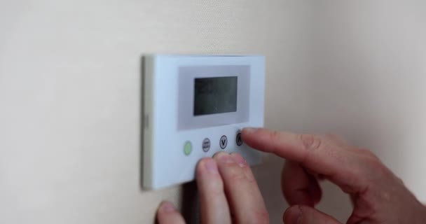 デジタルサーモスタットで指でボタンを押す 気候制御室内エアコン — ストック動画