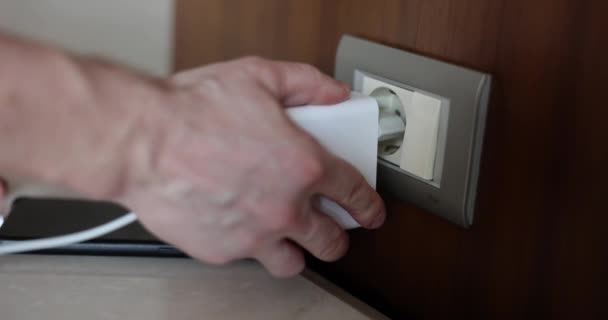 Inserções Mão Plug Tomada Elétrica Carrega Telefone Partir Dispositivo Usb — Vídeo de Stock