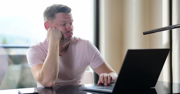 Portrett Trist Misfornøyd Mann Frilanser Mens Han Jobbet Med Laptop – stockvideo